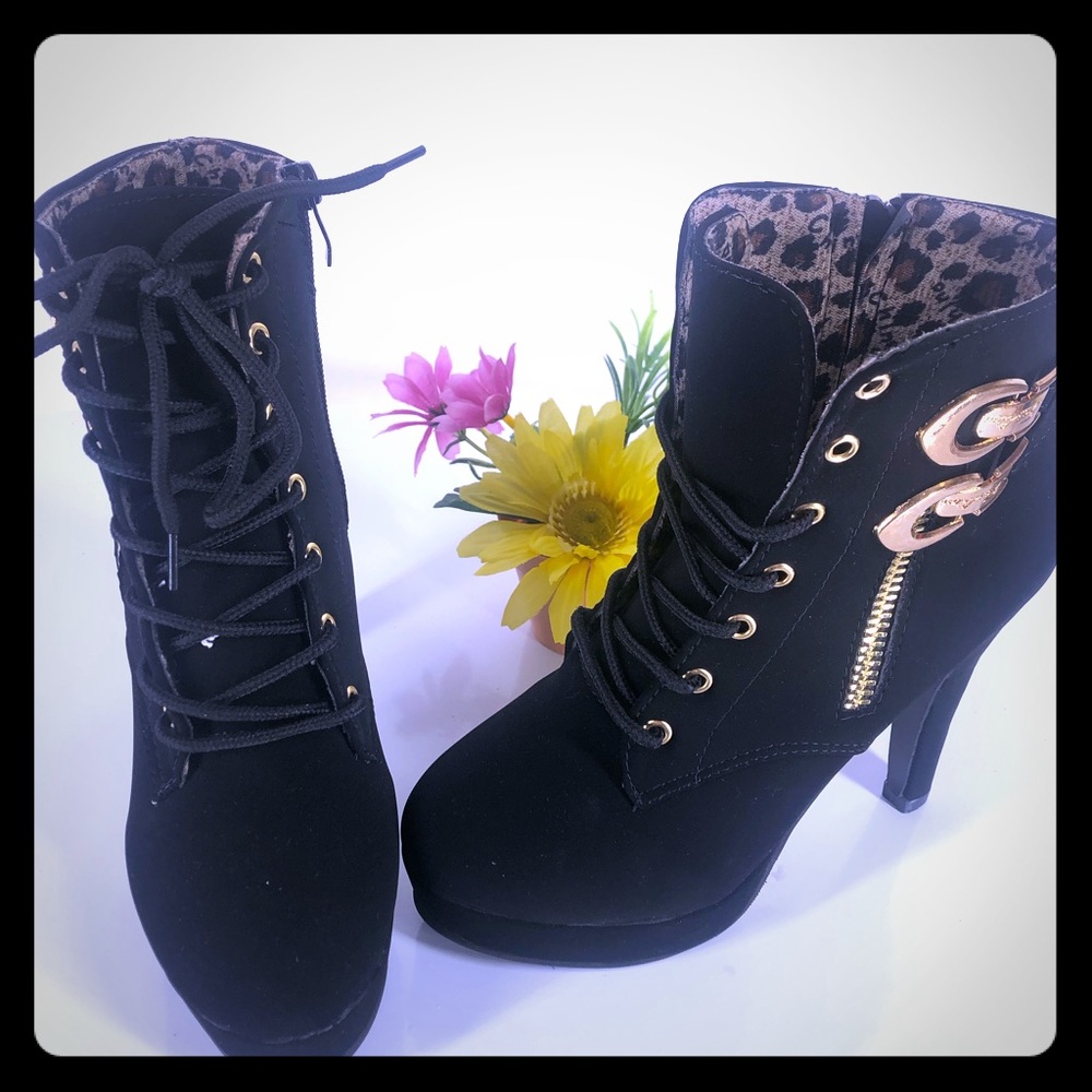 Woman’s black fashion boots w/heel